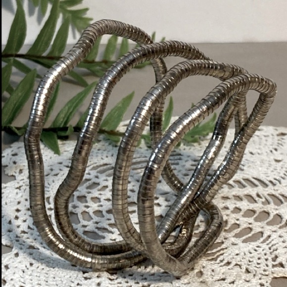 Vintage Flexible Metal Coil Abstract Necklace - Picture 6 of 12